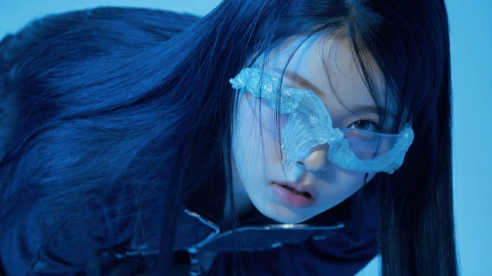 Kyujin from NMIXX with unique eye accessories