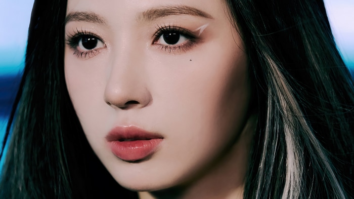 Jiwon from Cherry Bullet in 4K