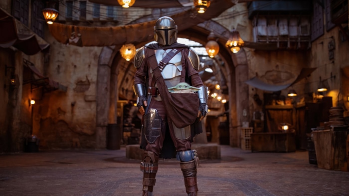 The Mandalorian and Grogu in a marketplace