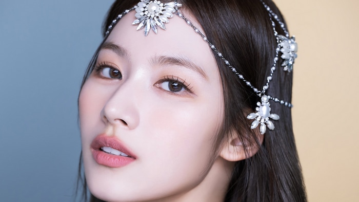 Sana Minatozaki wearing a jeweled headpiece