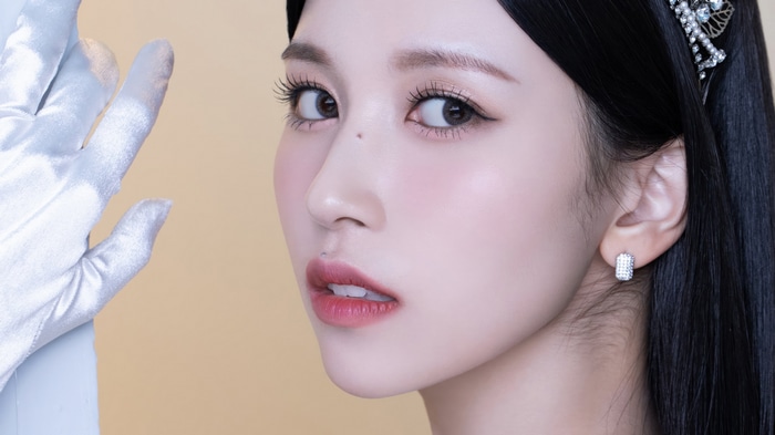 Mina from TWICE wearing a white glove and jewelry
