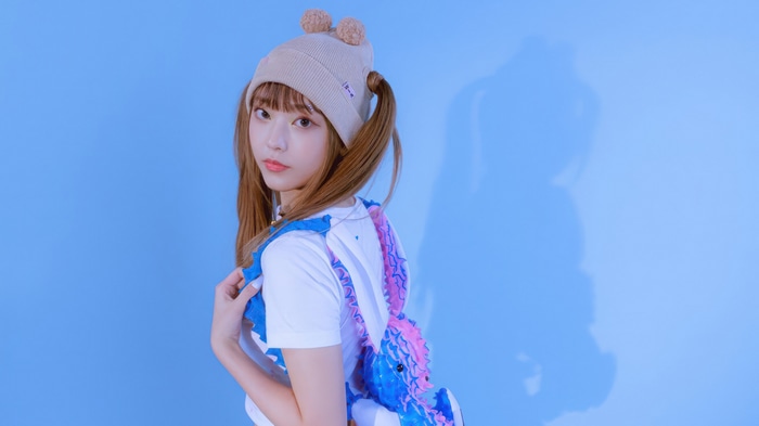 NewJeans Haerin wearing a beanie and a bunny backpack