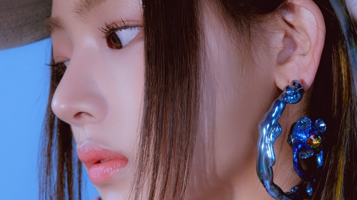 Kim Min-ji of NewJeans wearing a blue earring