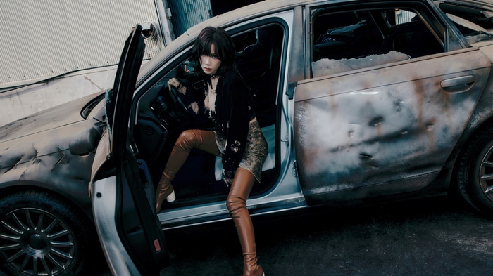 Taeyeon in a damaged car, 4K