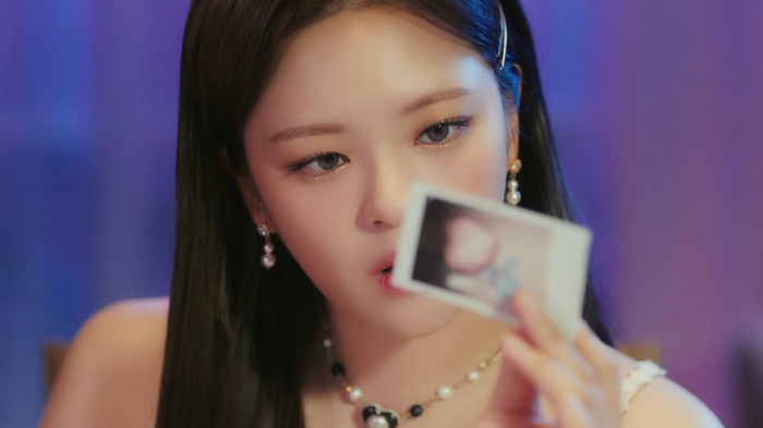 Jeongyeon of TWICE holding a photo