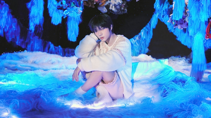 TXT Beomgyu in a blue and white fantasy setting 4K
