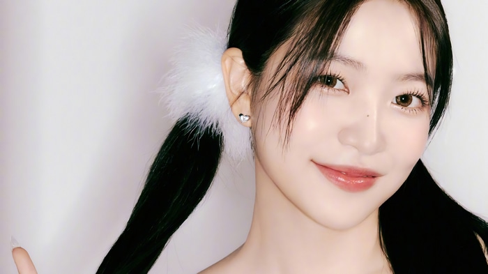 Yeri from Red Velvet with fluffy hair accessories