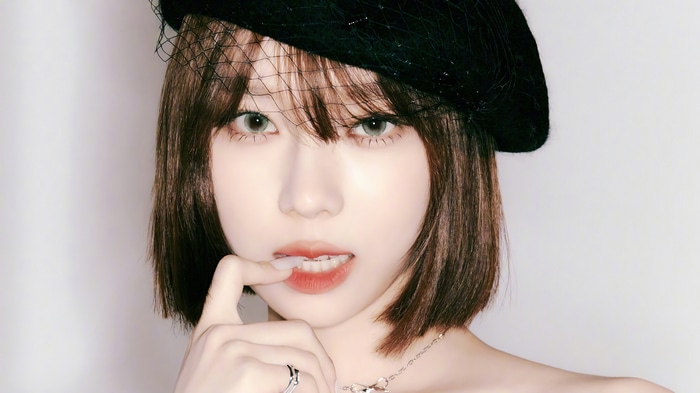 Winter from Aespa wearing a black beret