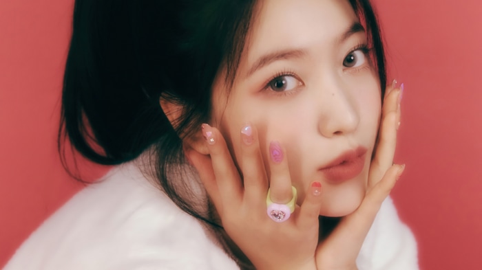 Yeri of Red Velvet with heart-themed nails and ring