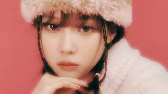 Winter from Aespa wearing a fluffy hat