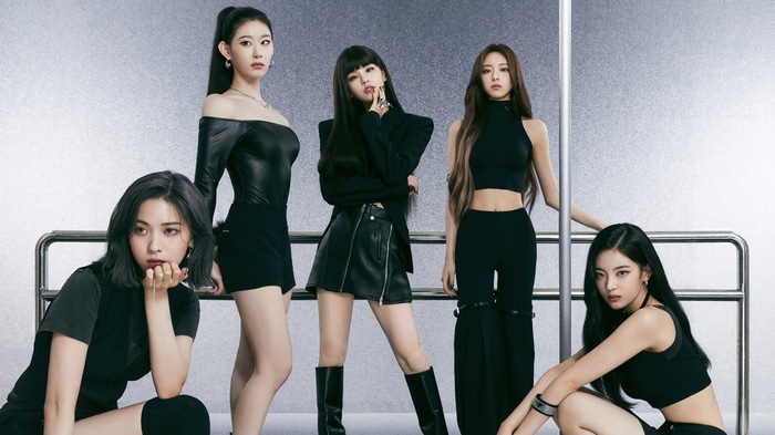 ITZY members Yeji, Lia, Ryujin, Chaeryeong, and Yuna in black outfits