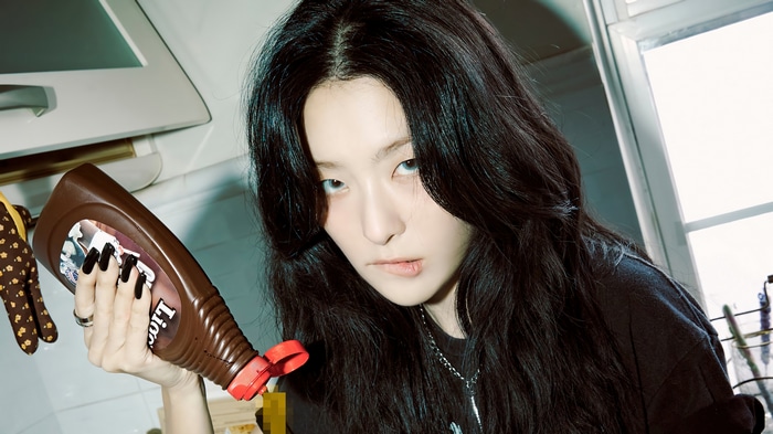 Seulgi holding a chocolate syrup bottle