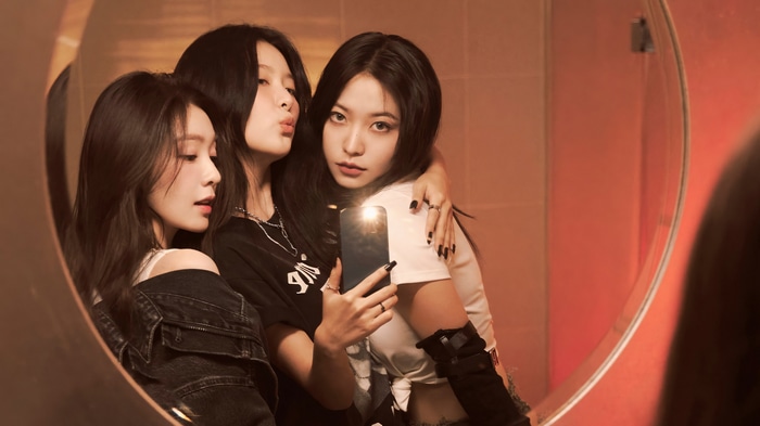 Red Velvet Irene, Seulgi, and Yeri take a mirror selfie