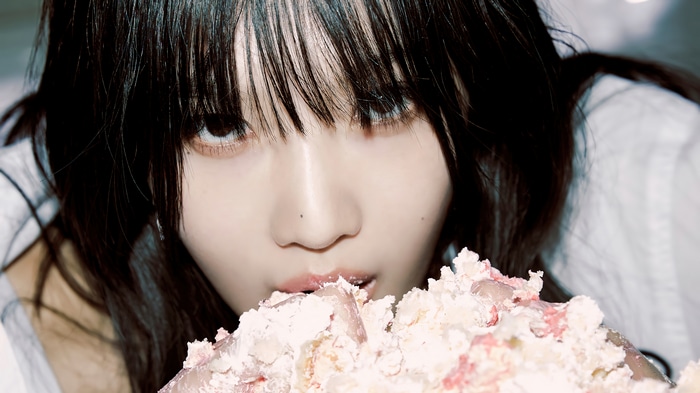 Park Soo-young eating a cake