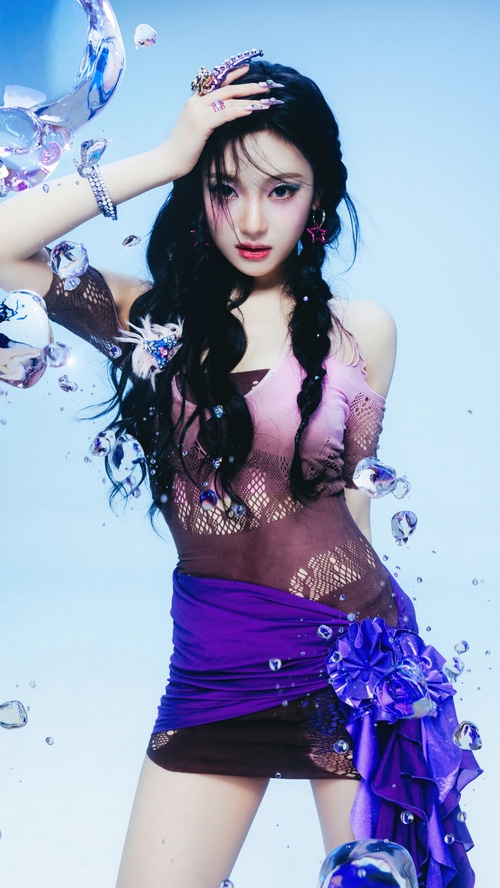 Ningning from Aespa in a purple and pink outfit
