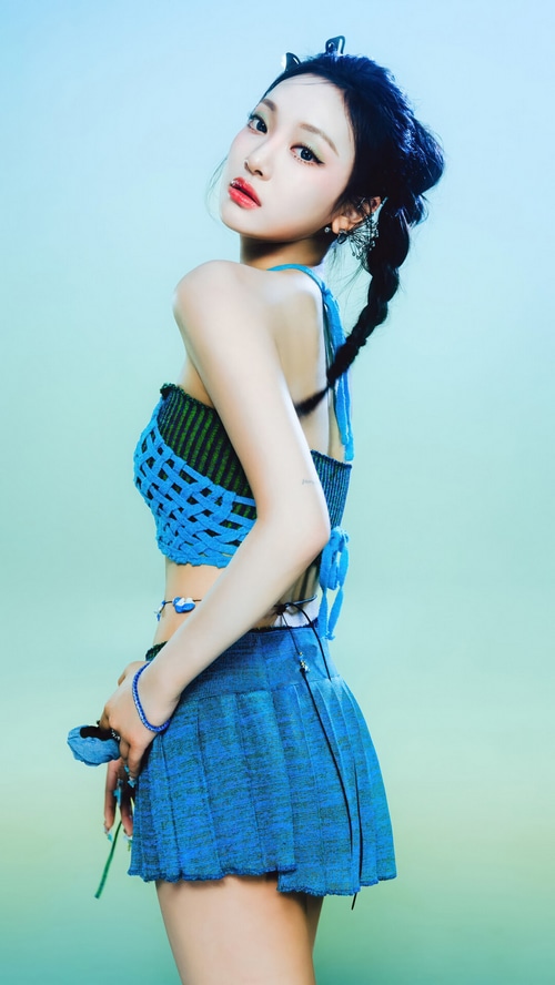 Ningning from Aespa in a blue outfit