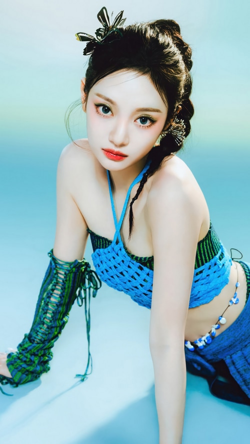 Ningning from Aespa in a blue and green outfit