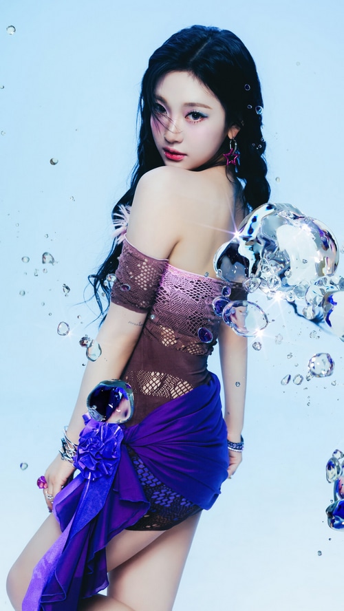 Ningning from Aespa in a purple and brown outfit