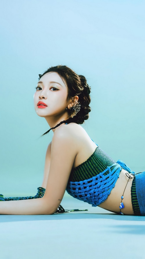 Ningning from Aespa in a blue and green outfit