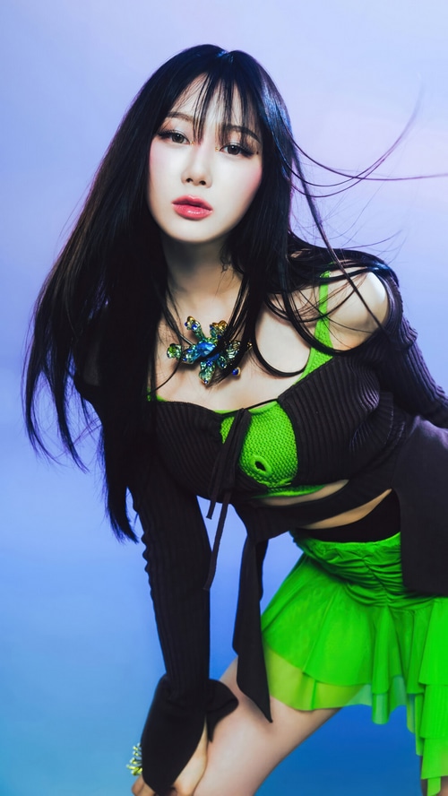 Giselle from Aespa in a green and black outfit