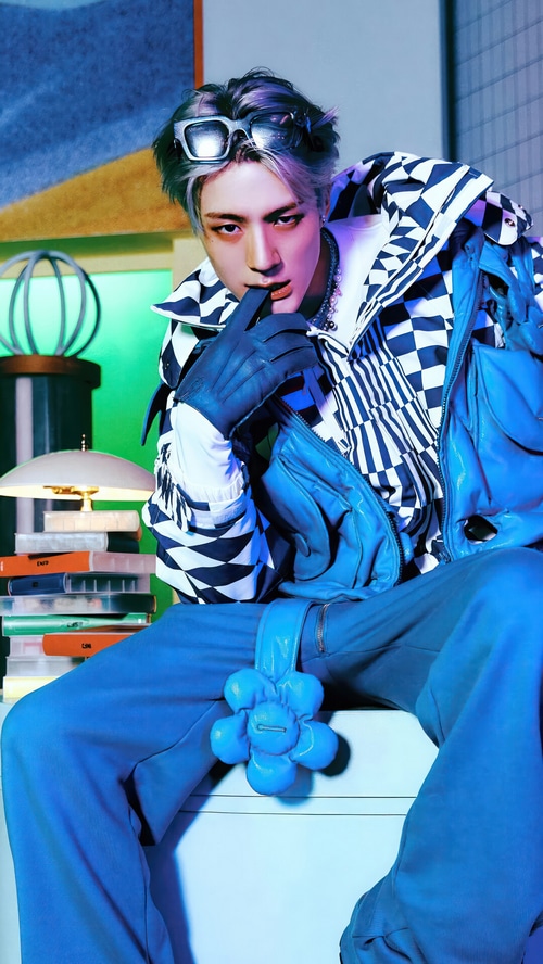 NCT DREAM's Jeno in a blue and black checkered outfit