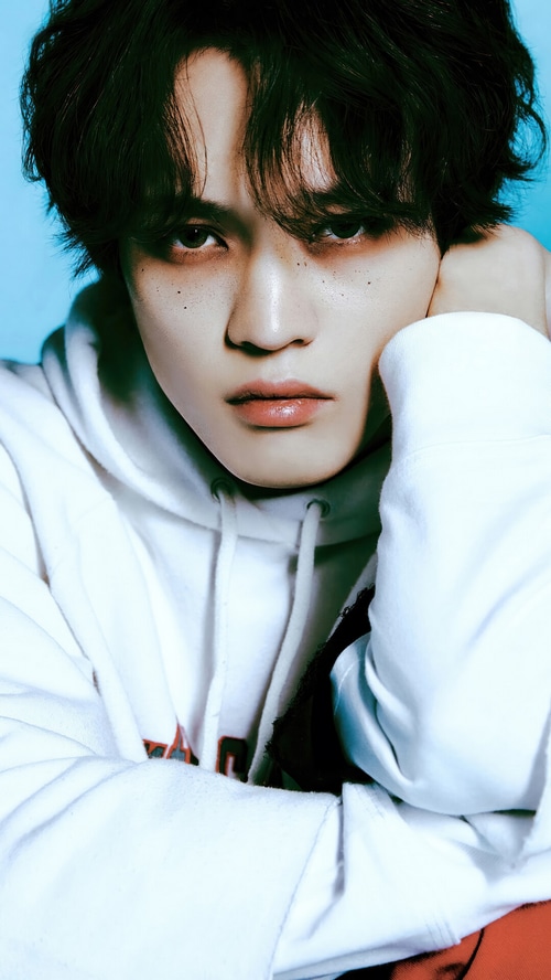 Chenle from NCT DREAM wearing a white hoodie