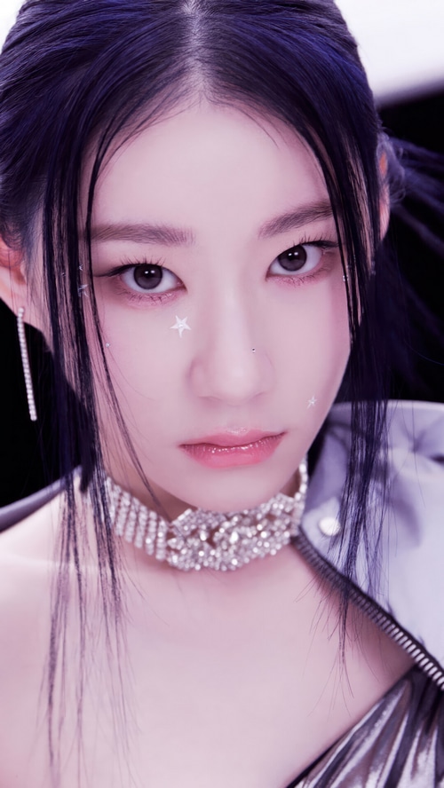 Chaeryeong from ITZY with star makeup