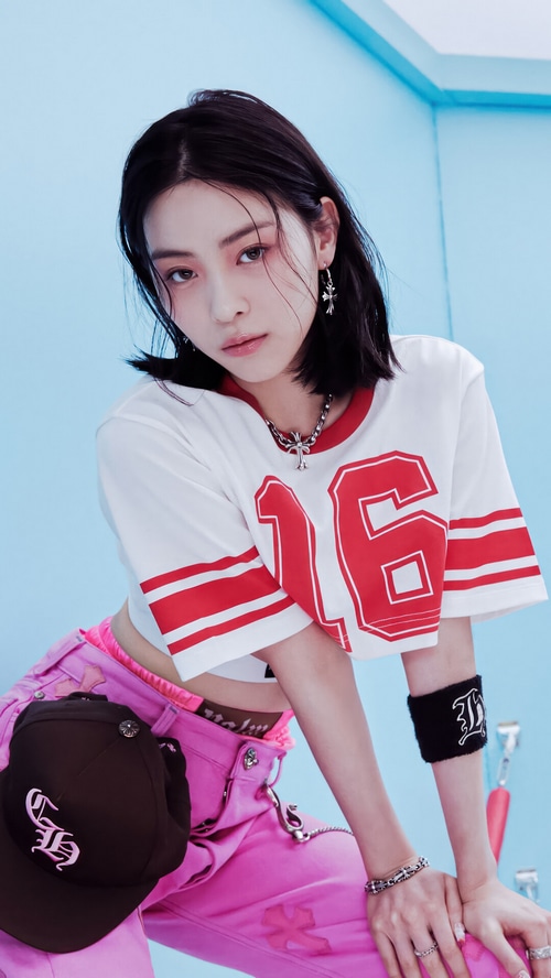 Ryujin from ITZY wearing a crop top and pink pants