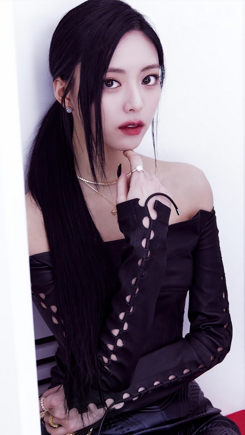 Shin Yu Na of ITZY in black outfit