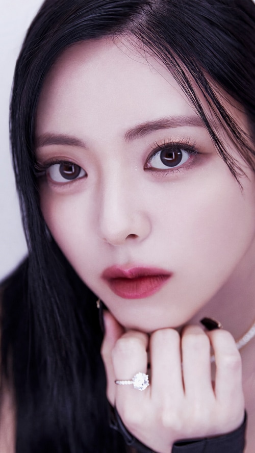 Shin Yu Na with a diamond ring