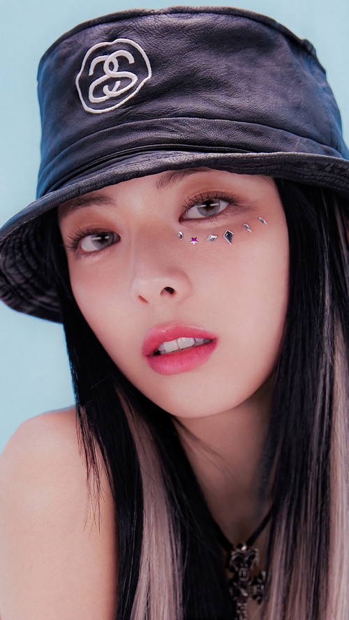 Yuna from ITZY wearing a black bucket hat