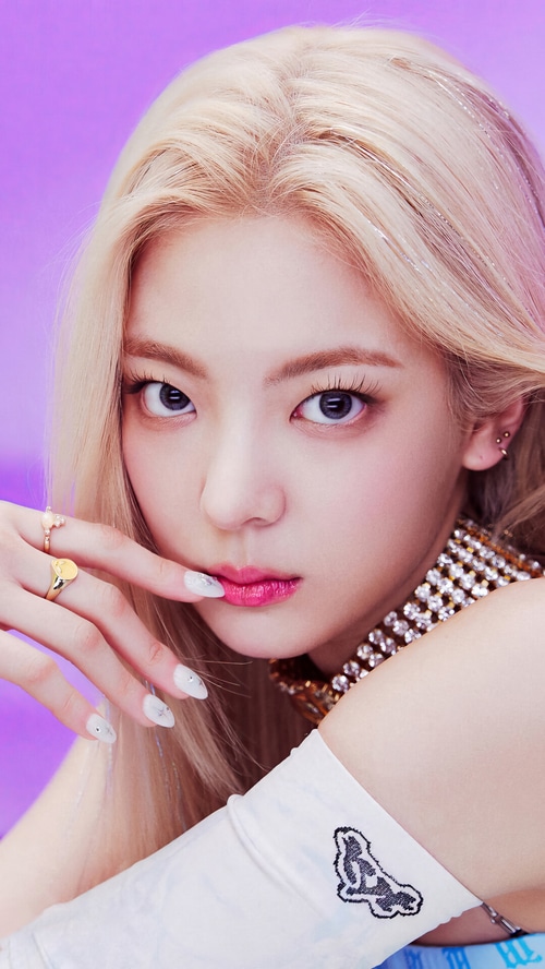 Lia from ITZY with blonde hair and pink lips