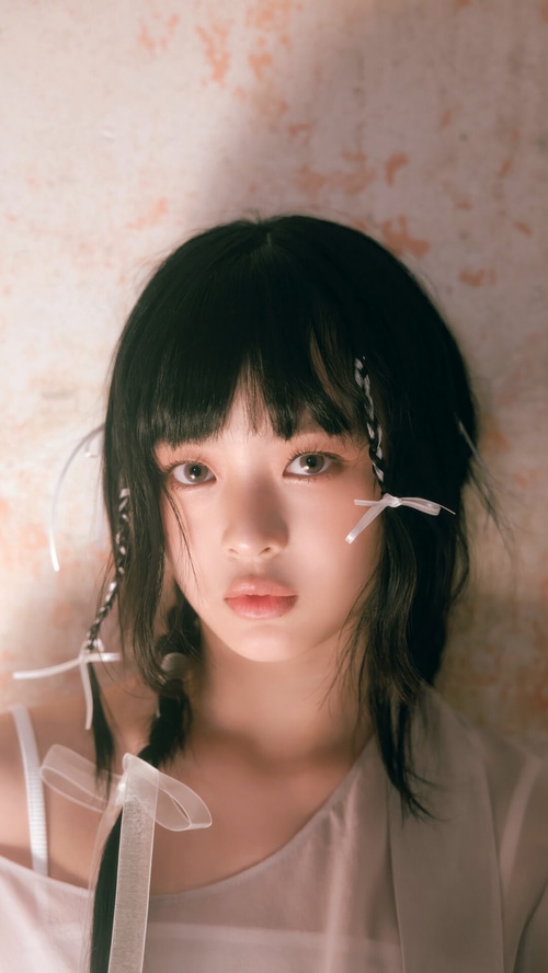 Hanni Pham of NewJeans with braided hair