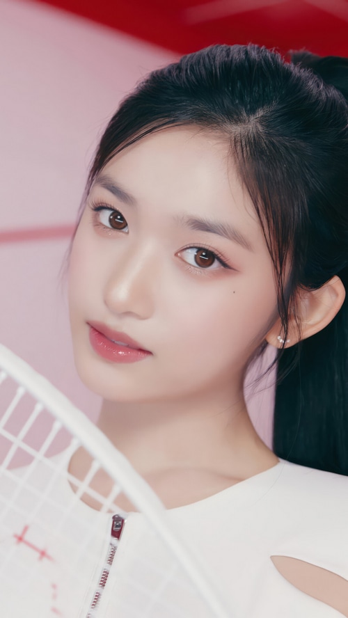 Leeseo from IVE holding a tennis racket