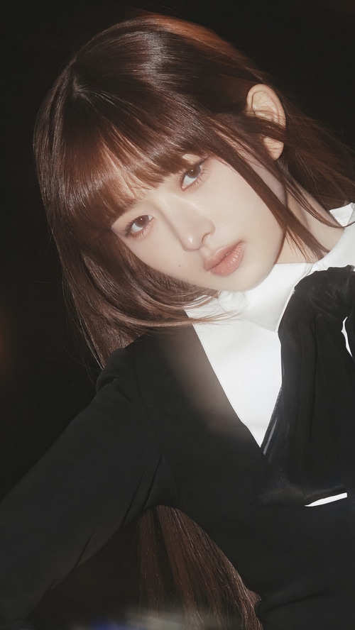 Naoi Rei from IVE in a black and white outfit