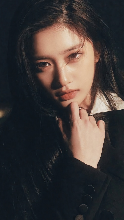 Leeseo from IVE in a dark, dramatic portrait