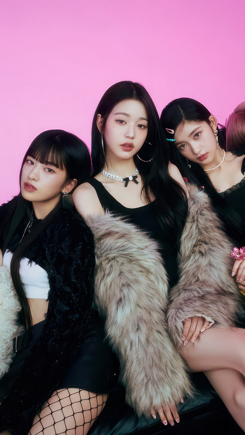 IVE members posing with fur coats