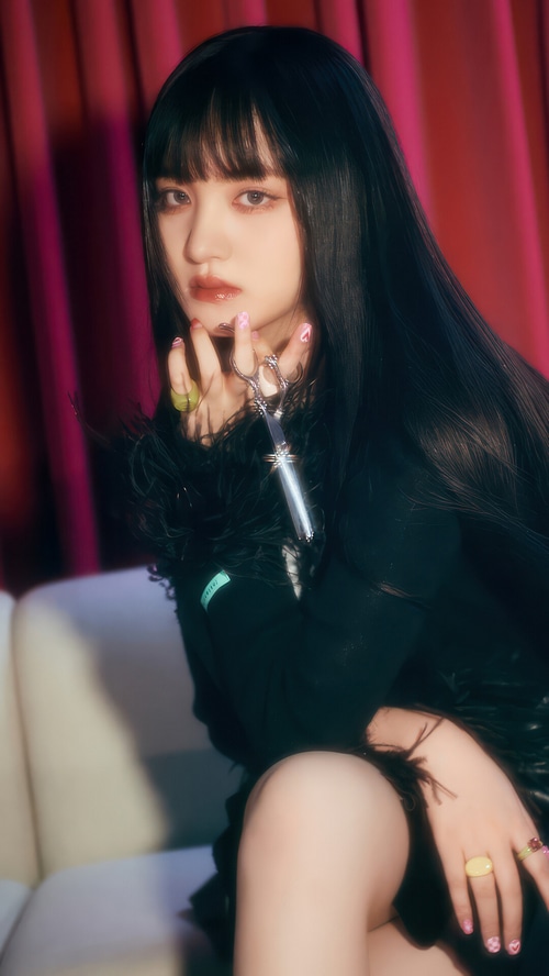 Liz from IVE holding scissors