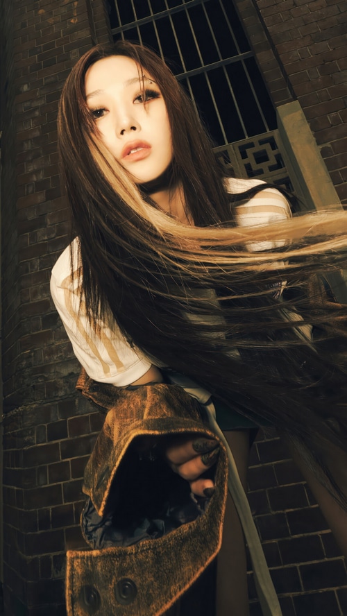Giselle from Aespa with long dark and blonde hair