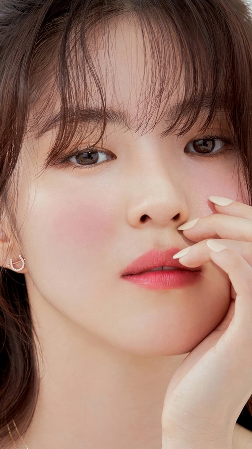 Han So-hee with horseshoe earrings and pink lipstick