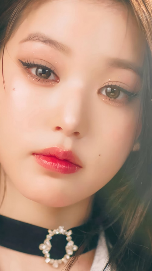 Jang Won-young of IVE with sparkling makeup