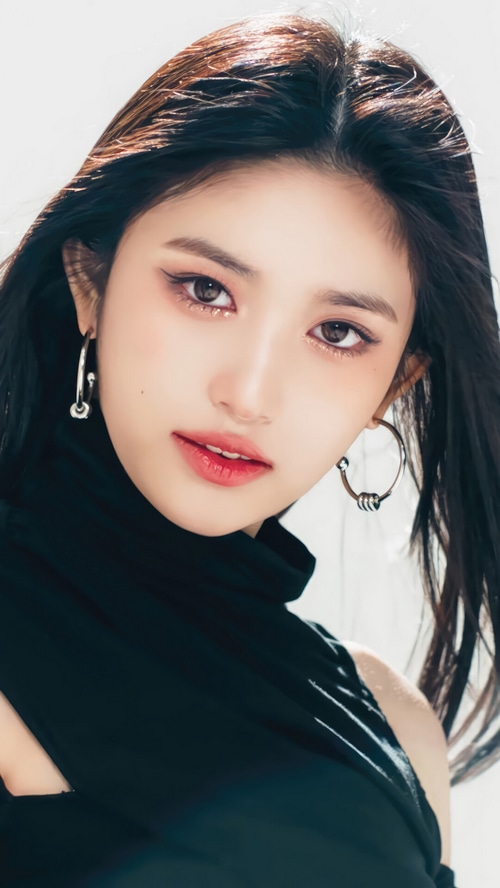 Leeseo from IVE in black turtleneck