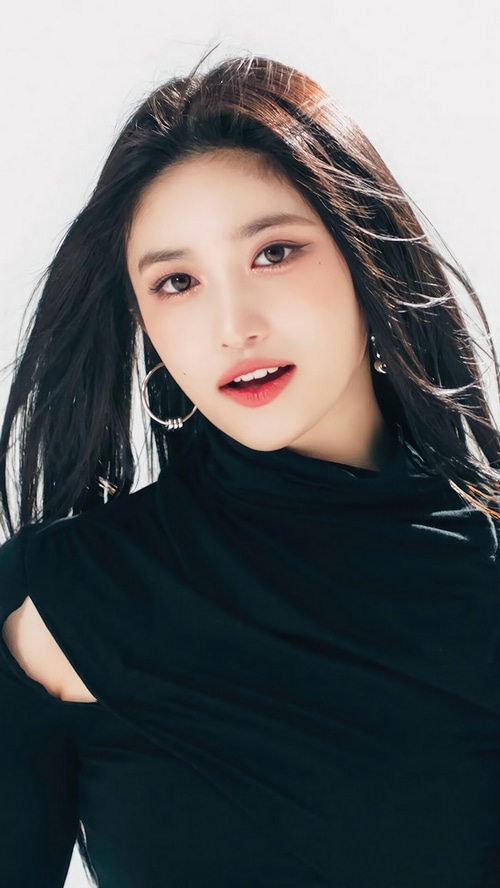 IVE Leeseo in black top with cutouts