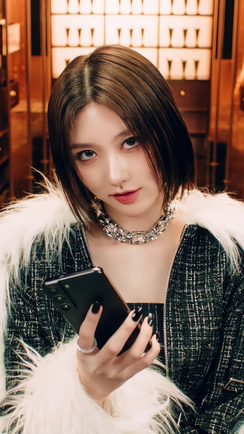 Gaeul from IVE holding a smartphone