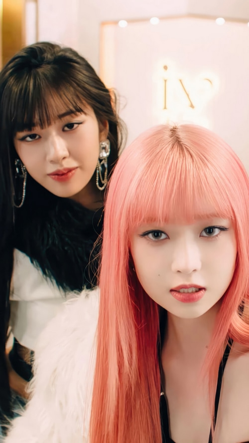 IVE's Rei and An Yu-jin in a close-up shot