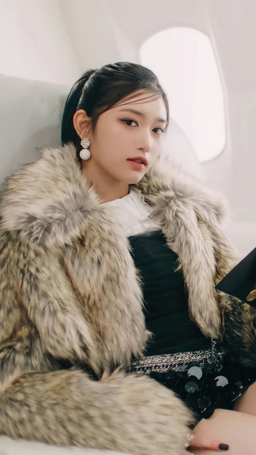 IVE Leeseo in a fur coat