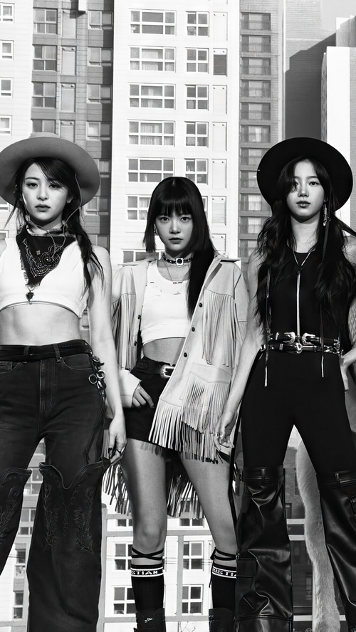 LE SSERAFIM members in cowboy-inspired outfits