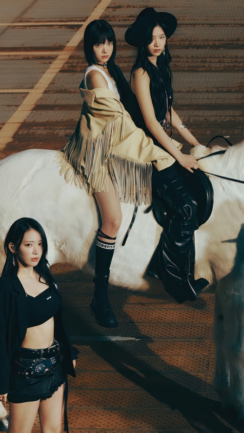 LE SSERAFIM members on a white horse