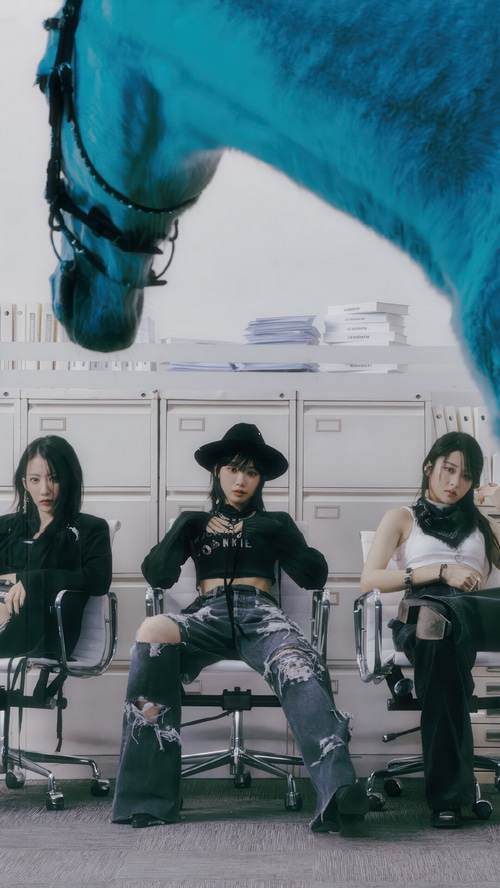 LE SSERAFIM's Sakura, Chaewon, and Yunjin in Dusty Amber Concept