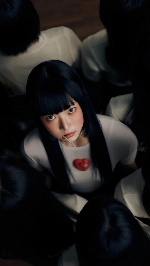 Hong Eunchae of LE SSERAFIM with a heart accessory